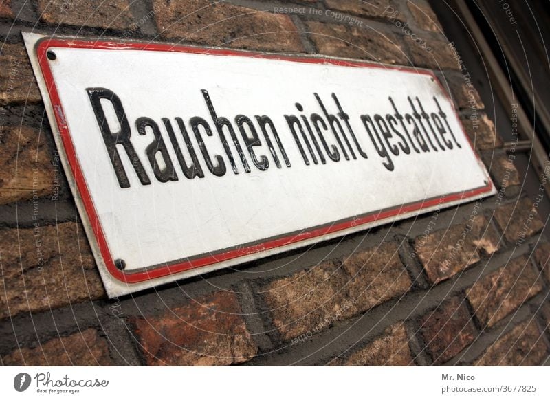 Rauchen nicht gestattet Rauchen verboten Schilder & Markierungen Verbote Hinweisschild Tabakwaren rauchfrei Typographie Sucht Mauer Wand Fassade Gesundheit