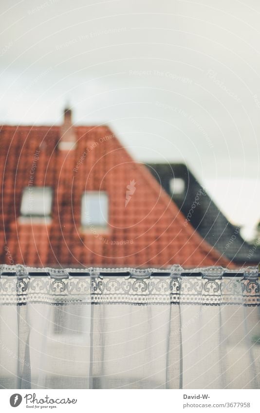 Aussicht / Blick aus dem Fenster mit Gardinen auf ein anderes Haus Dach wohnen Häuser Stadt Nachbarn Häuslich Himmel Gebäude Architektur Farbfoto Wohnung