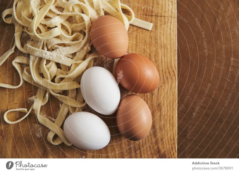 Hausgemachte Nudeln und Eier auf dem Tisch Spätzle selbstgemacht roh frisch Teigwaren Lebensmittel Bestandteil Koch ungekocht Tradition Küche vorbereiten