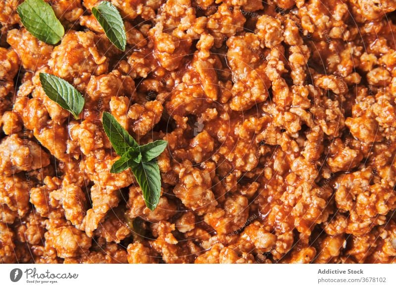 Nudeln Bolognese mit grünen Blättern Basilikum Spätzle Saucen Lebensmittel dienen lecker essen Küche Mahlzeit kulinarisch Rezept natürlich selbstgemacht