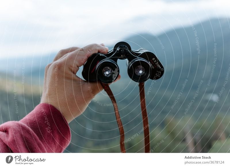 Reisender erkundet die Natur mit Fernglas Berge u. Gebirge erkunden Wanderung reisen Aktivität Fundstück beobachten Abenteuer Örtlichkeit Wald Trekking Hand