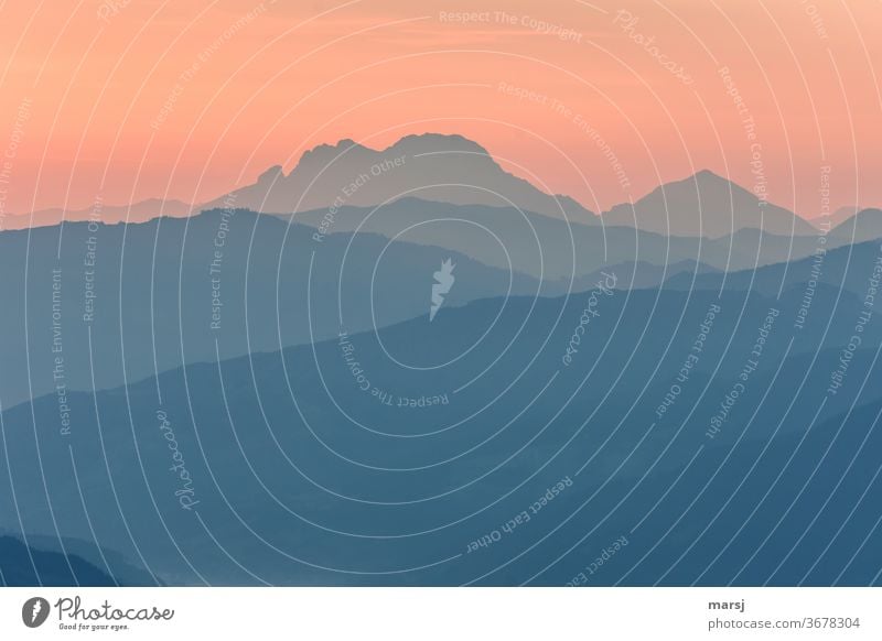 Sanfter Start in eine neue Woche Sonnenaufgang Sonnenuntergang Berge u. Gebirge Natur Alpen Sonnenlicht Außenaufnahme Morgen Licht Kontrast mehrfarbig