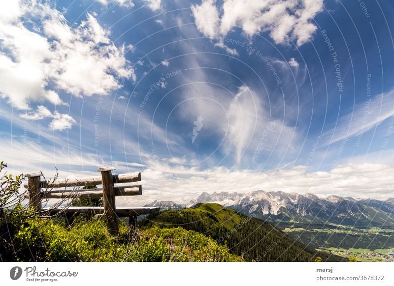 Holzbank mit Blick zur Hochwurzen, dem Dachsteinmassiv und runter nach Schladming Ennstaler Alpen Bank Landschaft Natur wandern Berge u. Gebirge Freiheit Ferne