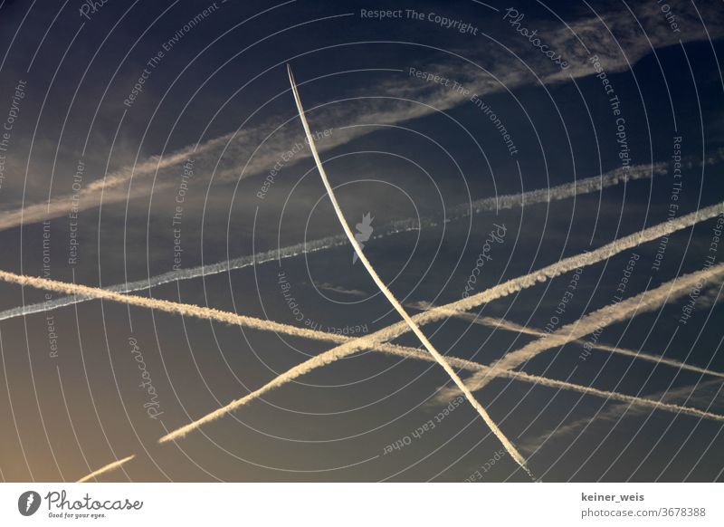 Chemtrails am Himmel oder Kondensstreifen von Flugzeugen ohne Verschwörungstheorie chemtrails kondensstreifen luftverkehr flugverkehr himmel chemikalienstreifen