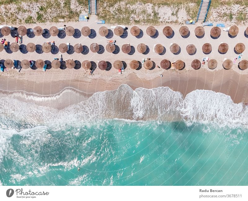 Strand aus der Luft, Menschen und Schirme zur Strandfotografie, blaue Meereslandschaft, Meereswellen Antenne Ansicht Sand Hintergrund Wasser MEER Urlaub reisen