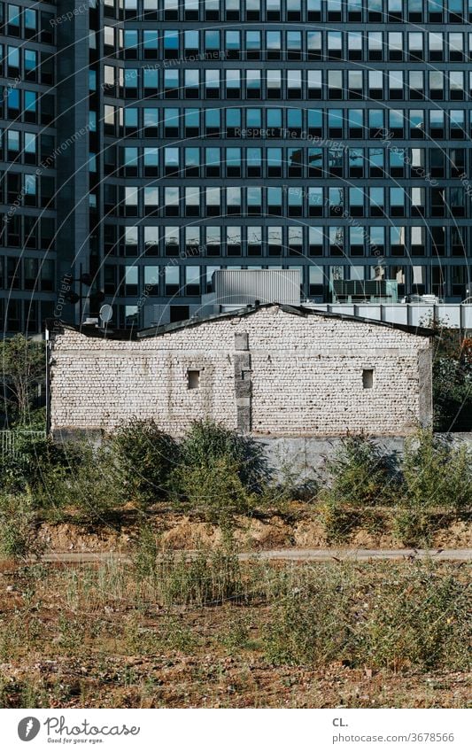 gegensätze - alt und neu Architektur Gegensatz Brachland Hochhaus Gebäude Wand Fassade Mauer Stadt Haus Außenaufnahme Menschenleer trist