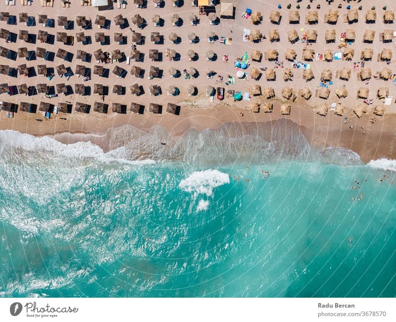 Strand aus der Luft, Menschen und Schirme zur Strandfotografie, blaue Meereslandschaft, Meereswellen Antenne Ansicht Sand Hintergrund Wasser MEER Urlaub reisen