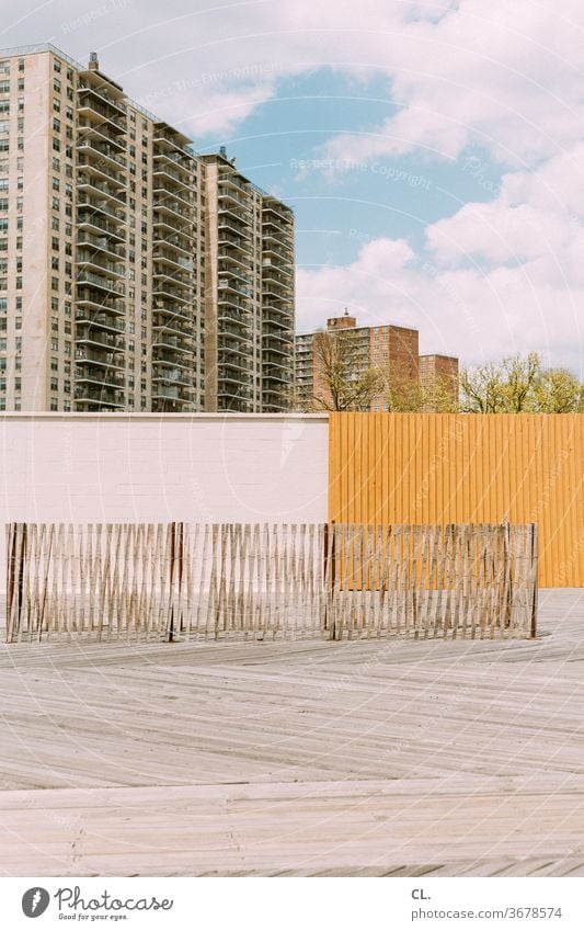 strandpromenade Hochhaus Wege & Pfade Schönes Wetter Urlaub Horizont Gebäude Zaun Tourismus Wand Barriere Absperrung Sommer Sommerurlaub