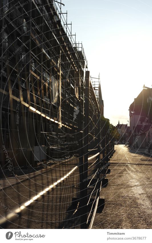 Gerüst und leere Straße in Bamberg Baugerüst Gebäude Menschenleer Haus Tag Baustelle Sonnenlicht Außenaufnahme Licht Schatten