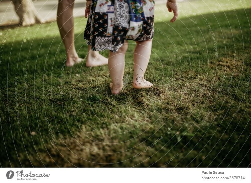 Vater mit Tochter barfuss auf Gras Barfuß Vaterschaft Vater mit Kind Familie & Verwandtschaft Kindheit Zusammensein Außenaufnahme Ferien & Urlaub & Reisen