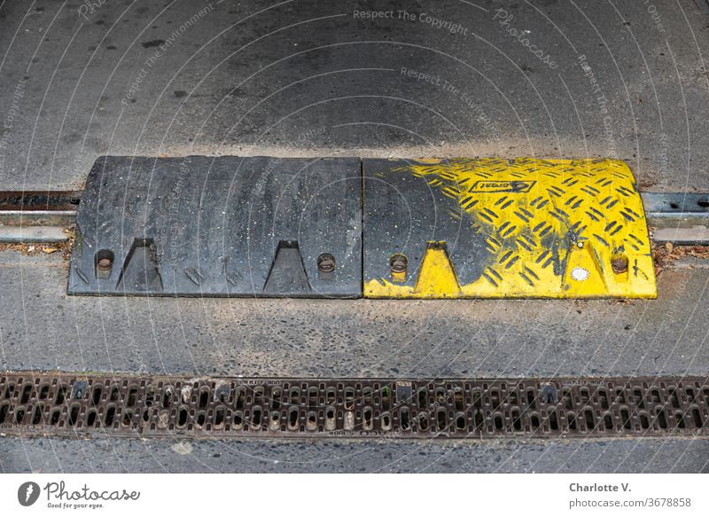 Stolperfalle | Metallschwelle Schwelle Hinderniss Abflussrinne Rinne Übergang Teer Asphalt Verkehrswege Straßenbelag Menschenleer Farbfoto Fahrbahnmarkierung