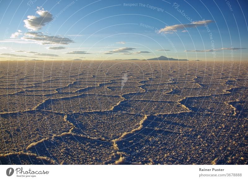 Wunderschöne Muster auf der Oberfläche der Salzebenen des Salar de Uyuni, Bolivien, während des Sonnenuntergangs wüst leer Stock traumhaft Horizont Landschaft