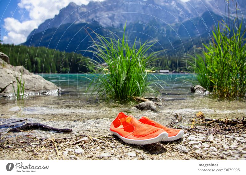 Badeschuhe am Eibsee Ufer in den bayerischen Alpen bei Garmisch Partenkirchen, Bayern Deutschland. Blick auf die Gebirgszug Wetterstein. Wettersteingebirge Zugspitze