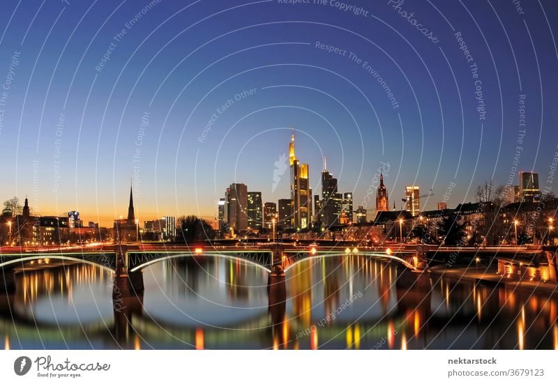 Dämmerungspanorama der Frankfurter Innenstadt Wolkenkratzer Financial District Brücke Abenddämmerung Wasser Fluss Gebäude Architektur beleuchtet Beleuchtung