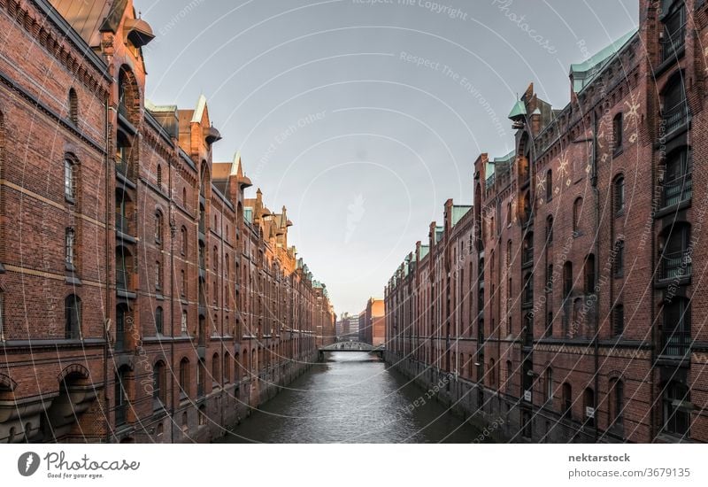 Speicherstadt, Speicherstadt in Hamburg Lagerhausbezirk Deutschland Kanal Fluss Wasser Fluchtpunkt klassisch Architektur Totale alt keine Menschen niemand