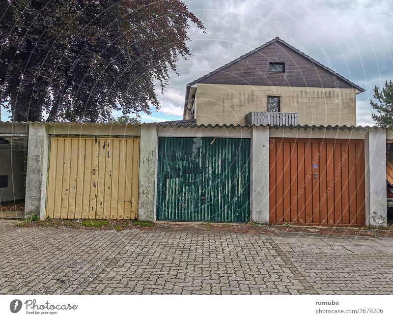 Garagentore alt, abblätternde Farbe Architektur Tor Wand Vergangenheit Lager Mauer Außenaufnahme Gebäude retro geschlossen Zahn der Zeit Phantasie