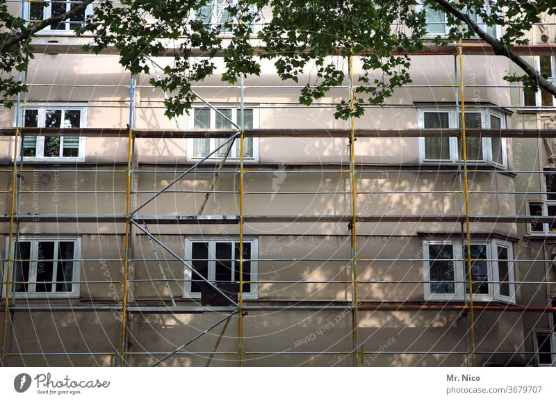 Gebäude mit Gerüst Haus Gerüstbauer Renovieren Fenster Fassade Baustelle Baugerüst Arbeit & Erwerbstätigkeit Architektur Blätter Stadt Schutz Umbauen