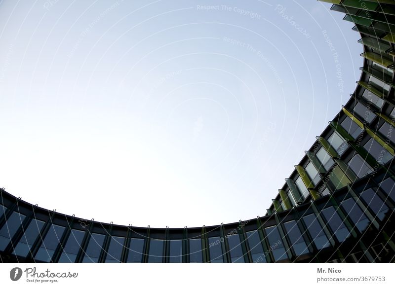 Bürogebäude mit geschwungener  Glasfassade Architektur Fassade Gebäude Bauwerk Himmel Fenster Blick nach oben rund konzernarchitektur firmenzentrale