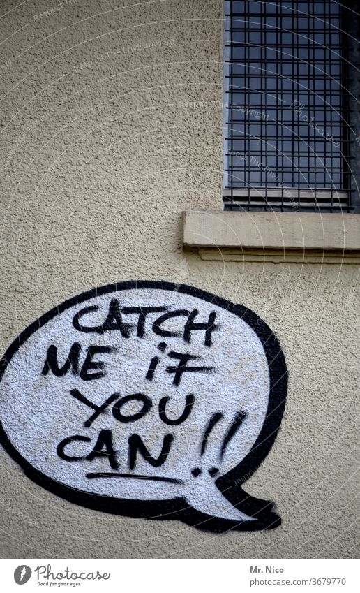 Catch me if you can Schriftzeichen Wand Graffiti Fassade Text Jugendkultur grafitti Mauer Subkultur Gebäude Sprechblase Haus Fenster catch fangen Stadt Spruch