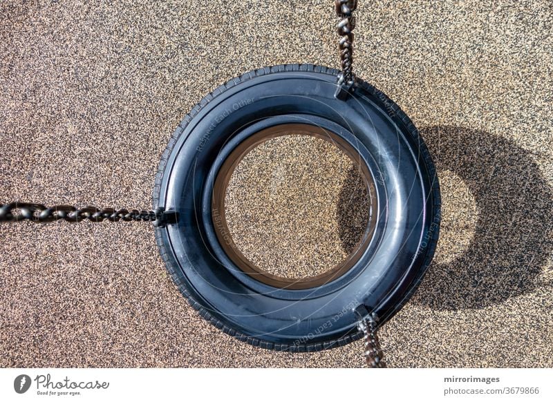 Draufsicht auf eine schwarze Kette Reifenschaukel auf einem Kinderspielplatz keine Menschen Aktivität Hintergrund Schwarze Kette Reifenschaukel Ketten Kindheit