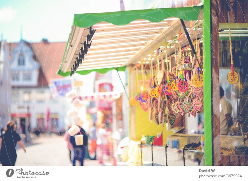 eine Bude auf einer Kirmes Buden u. Stände Stand kirmesbude Lebkuchenherzen süßigkeiten Budenbesitzer Standbesitzer leer Corona leere abstand angst verlassen