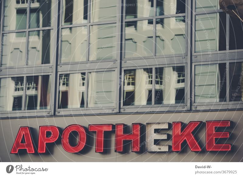 kaputter Schriftzug - Apotheke schriftzug defekt Wort Haus Gebäude Fenster Spiegelung leuchten Buchstaben Menschenleer Außenaufnahme Farbfoto Wand Text Fassade