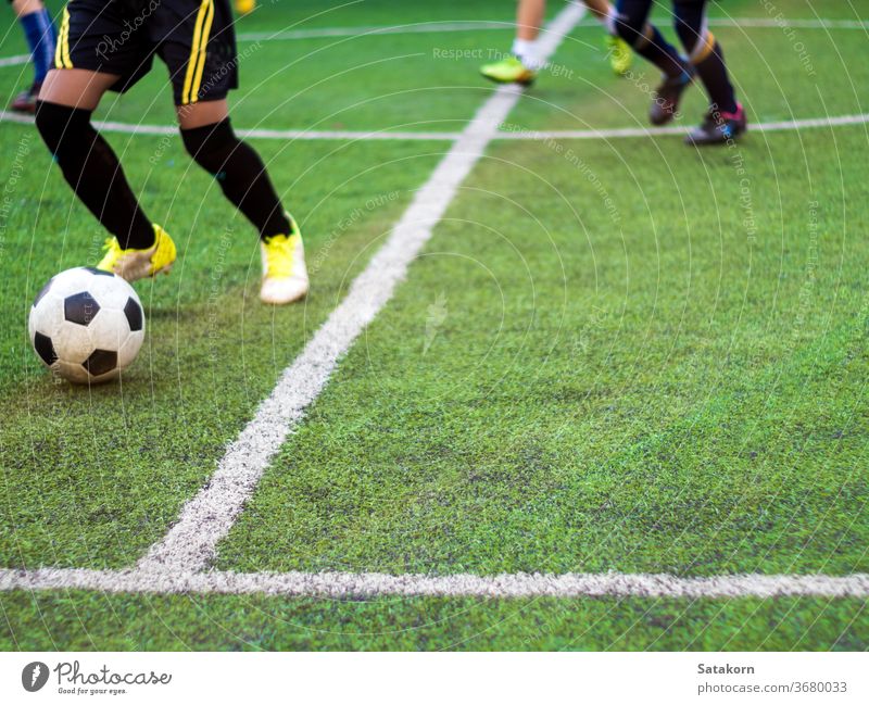 Die Fussballer treten am Sporttag der Grundschule gegeneinander an Fußball Kinder Schule Spiel grün Streichholz spielen Junge jung Hintergrund Feld Spieler