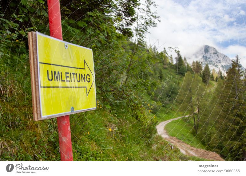 Umleitung - Schild in den Bergen. Umwegzeichen und Blick auf Berg im Hintergrund Zeichen Redirection Umleitungszeichen Straße Warnung Verkehrszeichen Gefahr