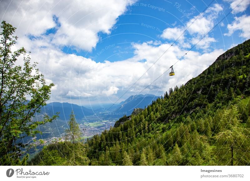 Blick auf Garmisch-Partenkirchen Bayern und Kreuzeckbahn - Kreuzeck Seilbahn und den Wankberg im Hintergrund. Gebirgszug Estergebirge. Eckenberg, Blick von der Spitze des Berges