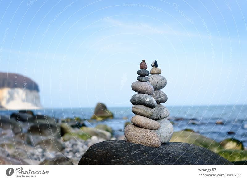 2 Steinmännchen stehen auf einem großen Findling am Strand von Rügens Kreidefelsen Kreideküste Ostsee Ostseeküste Steinmann Steinmandl Wegmarkierung Wegmarke