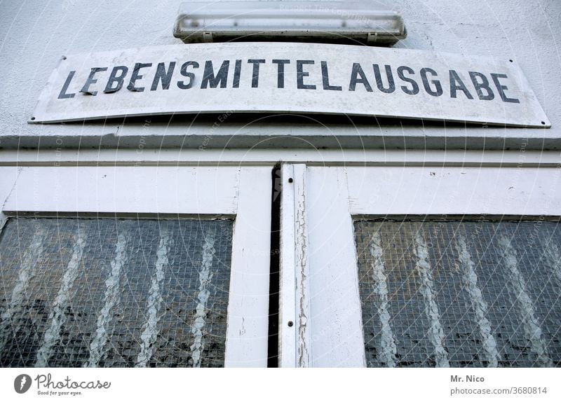 Lebensmittelausgabe Lebensmittelgeschäft Ernährung Gebäude Tür Eingang Schilder & Markierungen Glastür Lampe Beleuchtung weiß Mensa Schriftzeichen Hinweisschild