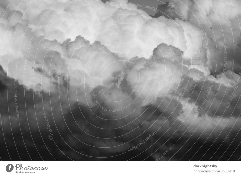 Dramatisch wirkender Wolkenhimmel mit Haufenwolken Gegenlicht Dämmerung Licht Silhouette Sonnenlicht Textfreiraum Mitte Textfreiraum unten Luftaufnahme