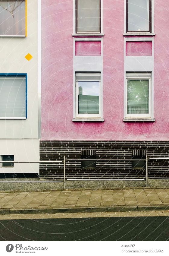 Pinkfarbene Hausfassade pink rosa urban Gentrifizierung Miete Wohnung frei Stadt Mietwohnung Gebäude Außenaufnahme Fenster Farbfoto Architektur Wand Mauer