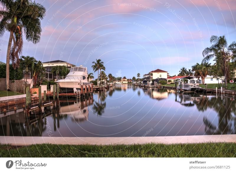 Sonnenaufgang über einer zum Ozean führenden Wasserstraße in der Nähe des Vanderbilt-Strandes in Neapel Jachthafen Meer MEER Florida Küste Küstenlinie