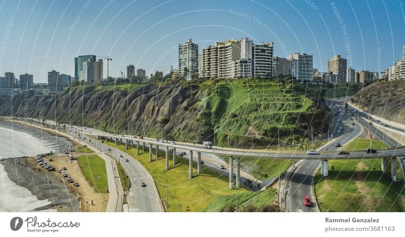 Luftaufnahme der Talfahrt von Armendariz, der Stadt Miraflores und des Costa-Verde-Riffs in Lima, Peru. Strandszene playas moderne Straße Peruaner Skyline