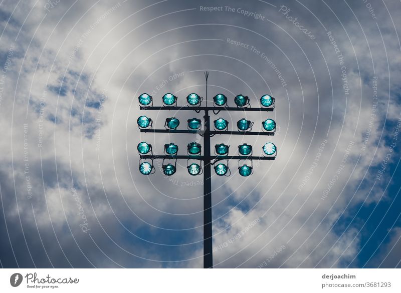 Licht aus " Spot" an. Leuchtmast mit dunklem Hintergrund, Wolken . Der Mast ist eingeschaltet. Licht & Schatten Architektur blau Außenaufnahme Farbfoto Himmel