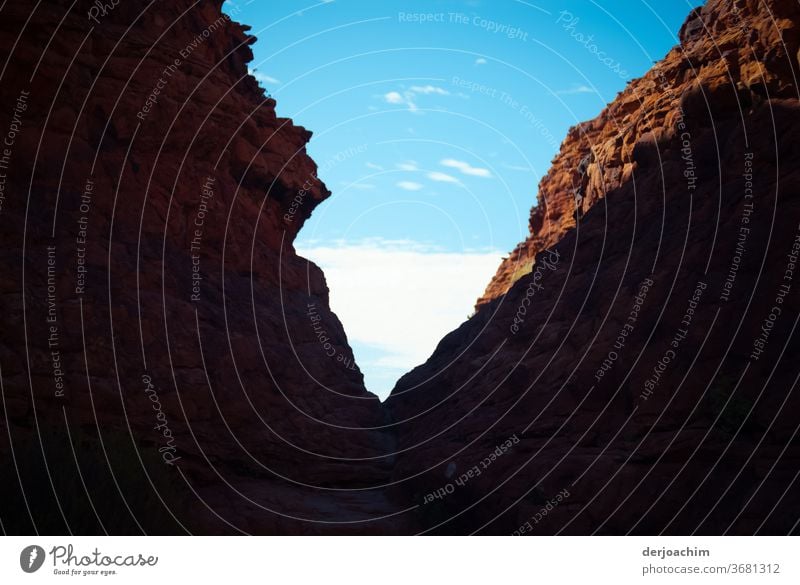 Der Berg mit der charakteristischen Kerbe. Kings Canyon - Watarrka National Park. Berge u. Gebirge Himmel Wolken blau Aussicht groß Felsen Natur Außenaufnahme