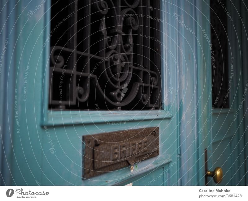 Alter Hauseingang mit Briefeinwurf Tür alt Beitrag Farbfoto türgriff Gebäude Außenaufnahme Stadt Straße Briefpost Farbig fenster Türfenster Grün hellblau