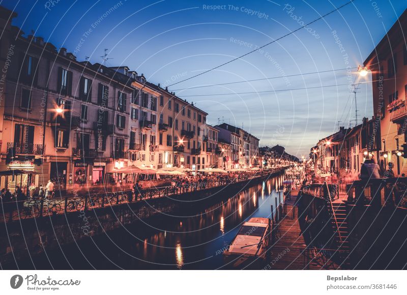 Blick auf den Sonnenuntergang des Naviglio-Kanals in Mailand, Italien naviglio Fluss Großstadt Straßenmarkt urban laufen Wasser Gebäude Italienisch Architektur