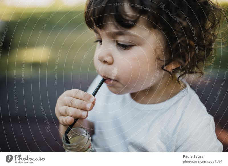 Kind trinkt Saft aus Strohhalm Natur gelb Kindheit trinken Saftglas frisch Gesundheit Limonade Farbfoto Getränk Erfrischungsgetränk Frucht lecker Lebensmittel