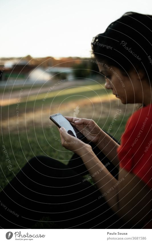 Frau schaut auf Telefon Smartphone Kommunizieren Mitteilung Internet WiFi Technik & Technologie benutzend Person jung Lifestyle Mobile Blick Drahtlos Menschen