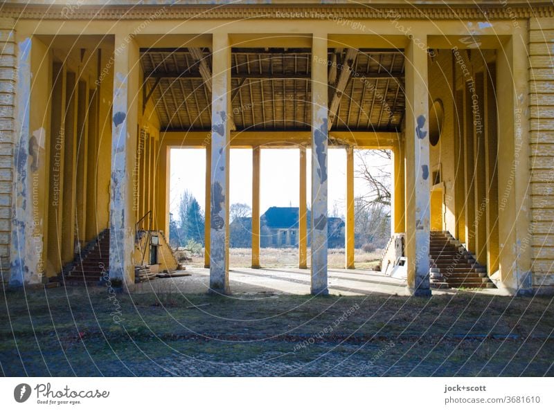 Durchblick am frühen kalten Morgen Lost Place Architektur Ruine Militärgebäude Vergangenheit Symmetrie lost places standhaft Säule Durchgang Zahn der Zeit