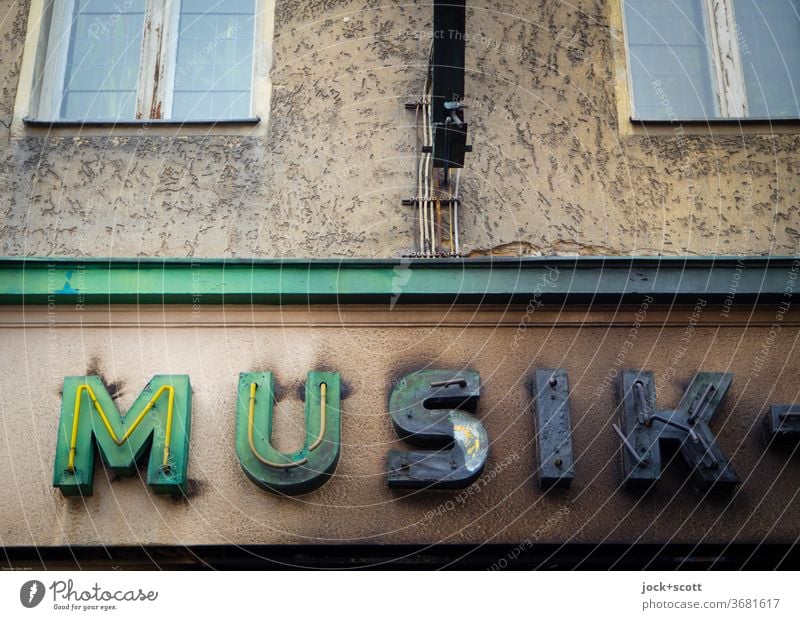 feuergefährlicher Dauerbrenner Werkstatt Musik Fenster Wort Typographie Schilder & Markierungen Fassade Ruß Brandzeichen authentisch dreckig