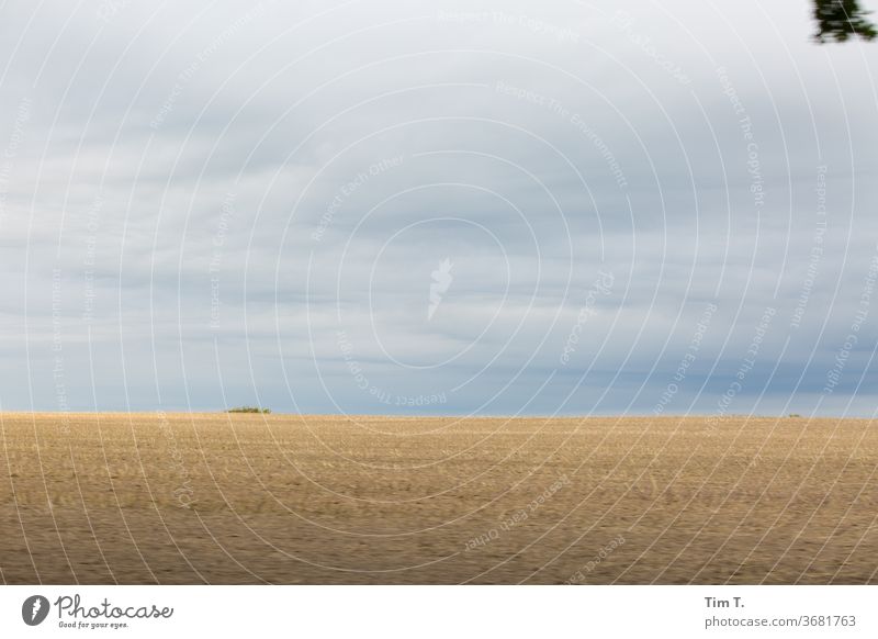 die Lausitz aus dem Auto Feld Himmel Landschaft Außenaufnahme Farbfoto Menschenleer Umwelt Natur Textfreiraum oben Schönes Wetter Horizont Wolken Ferne Tag blau