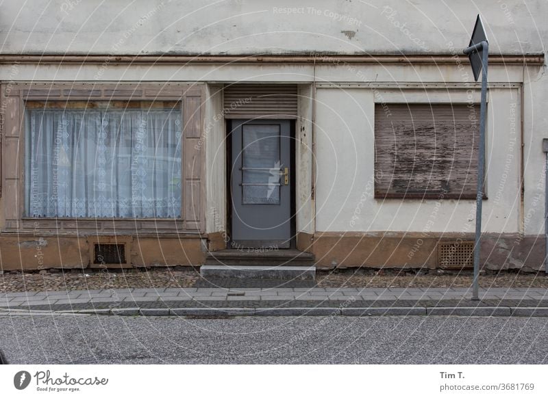 Schöne Gardine Lausitz Brandenburg Stadt Kleinstadt Fenster Altbau Straße Tür laden Haus Menschenleer Außenaufnahme Farbfoto Fassade Tag Gebäude Altstadt Wand