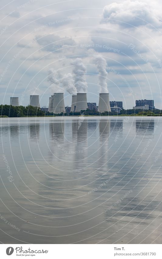 Urlaub in der Lausitz Außenaufnahme Menschenleer Farbfoto Deutschland Textfreiraum unten Textfreiraum oben Tag Horizont Kühlturm Jänschwalde Wasser Teich See