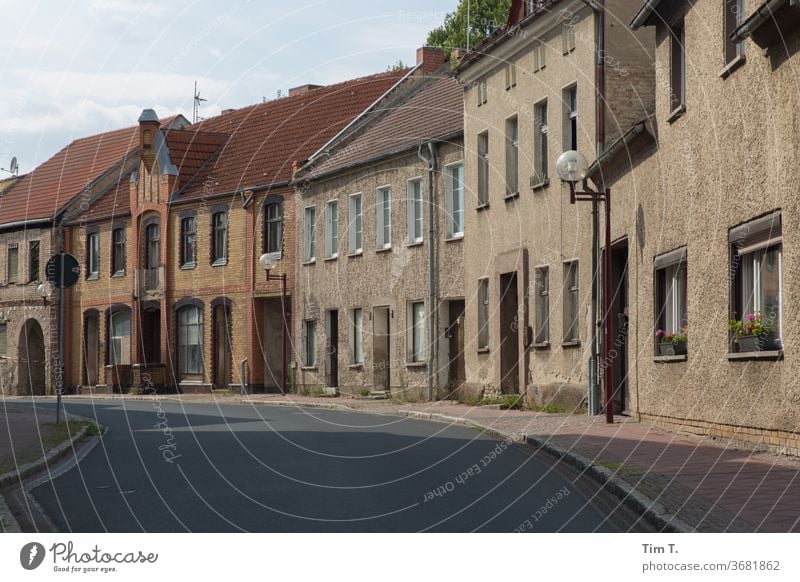 Mittags um Zwölf Lausitz Brandenburg Kleinstadt Ort Straße Menschenleer Außenaufnahme Farbfoto Deutschland Haus Tag Gebäude Fenster Häuserzeile Fassade Mauer