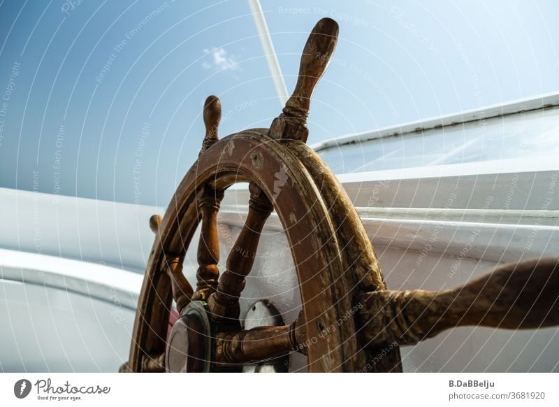 Das Steuerrad auf dem Oberdeck ist jeden Tag dem Wetter auf See ausgesetzt. Hartes Leben... Tauchen Tauschsafari Meer blau Boot Schiff Nautik Sommer Navigation