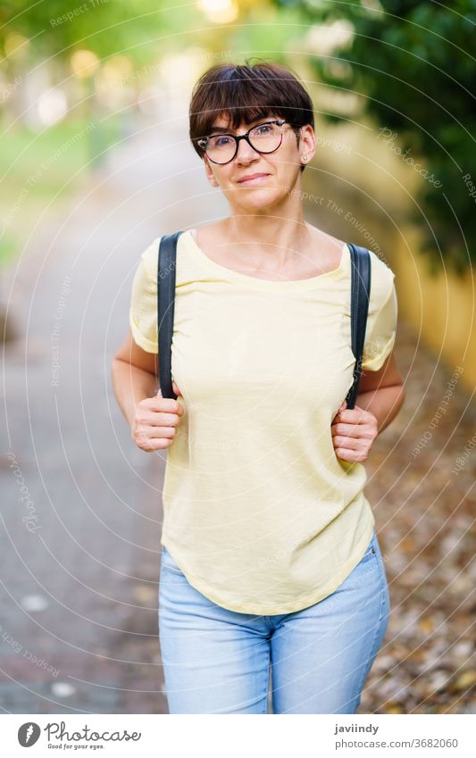 Schöne Frau mittleren Alters geht die Straße entlang im Freien Attrappe niedlich Lifestyle lässig Kaukasier heiter Pflege Single Sitzen schön Freizeit Sommer