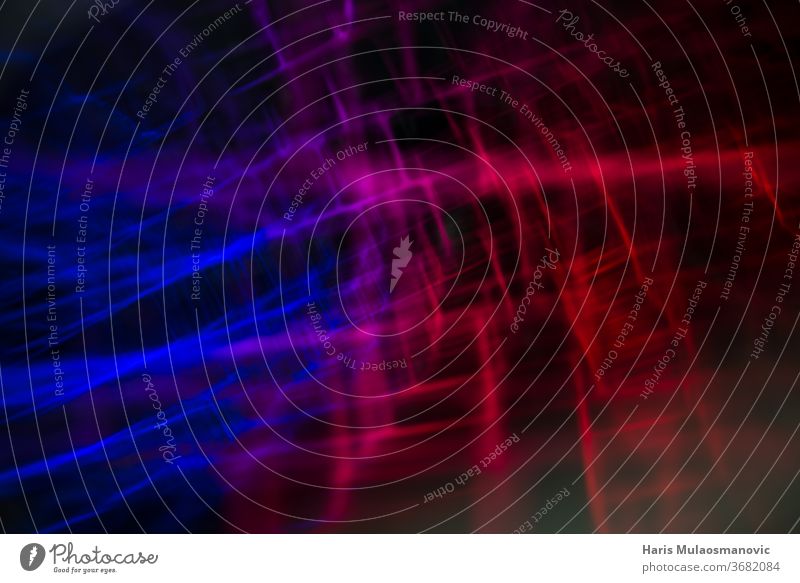 Abstraktes verschwommenes Technologieraster leuchtet rot und blau überlagert Daten Licht Entwicklung Code Konzept programmieren Information Computer digital